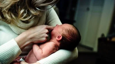 İskoçya’nın Airdrie kentinde 22 yaşındaki Kira Cousins, sahte hamilelik hikayesi