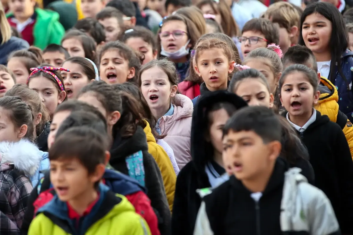 Balıkesir Sındırgı merkezli 6.1 büyüklüğündeki depremde 3 bina ve 1