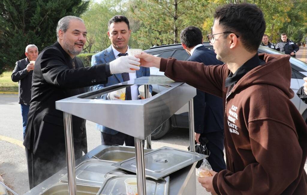 Derse ve mesaiye sıcak çorba ile başladılar AFSÜ Rektörü Prof. Dr. Adem Aslan ve Rektör Yardımcıları, öğrencilere