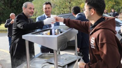 AFSÜ Rektörü Prof. Dr. Adem Aslan ve Rektör Yardımcıları, öğrencilere