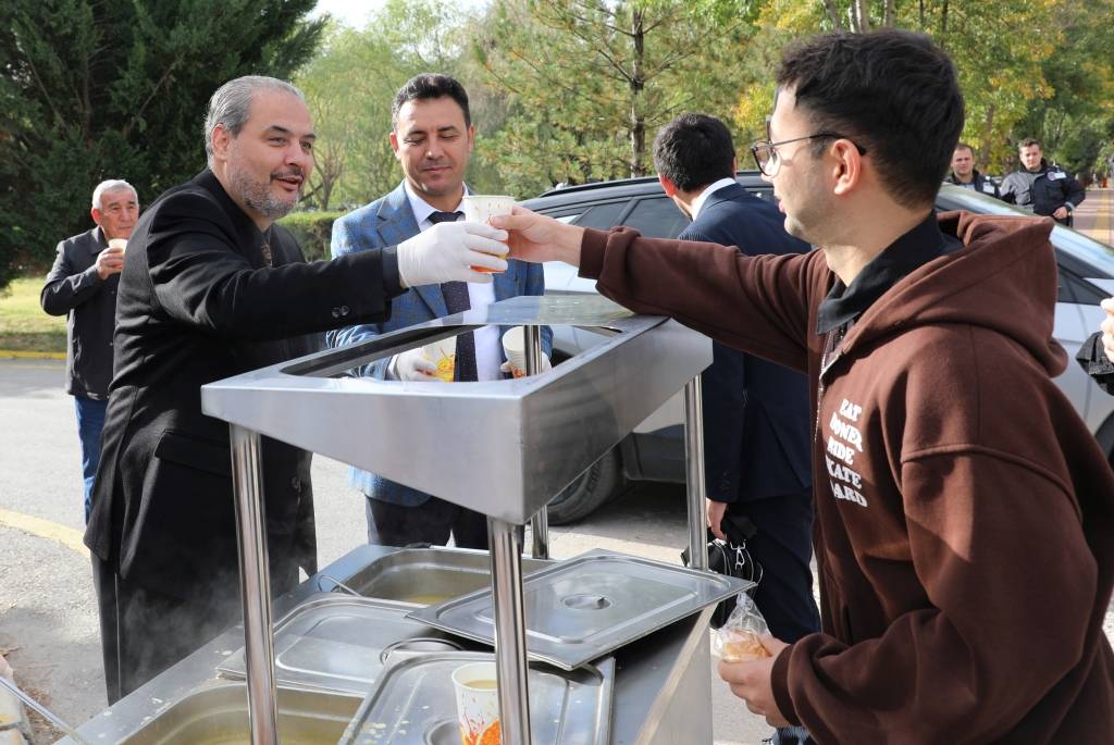 AFSÜ Rektörü Prof. Dr. Adem Aslan ve Rektör Yardımcıları, öğrencilere