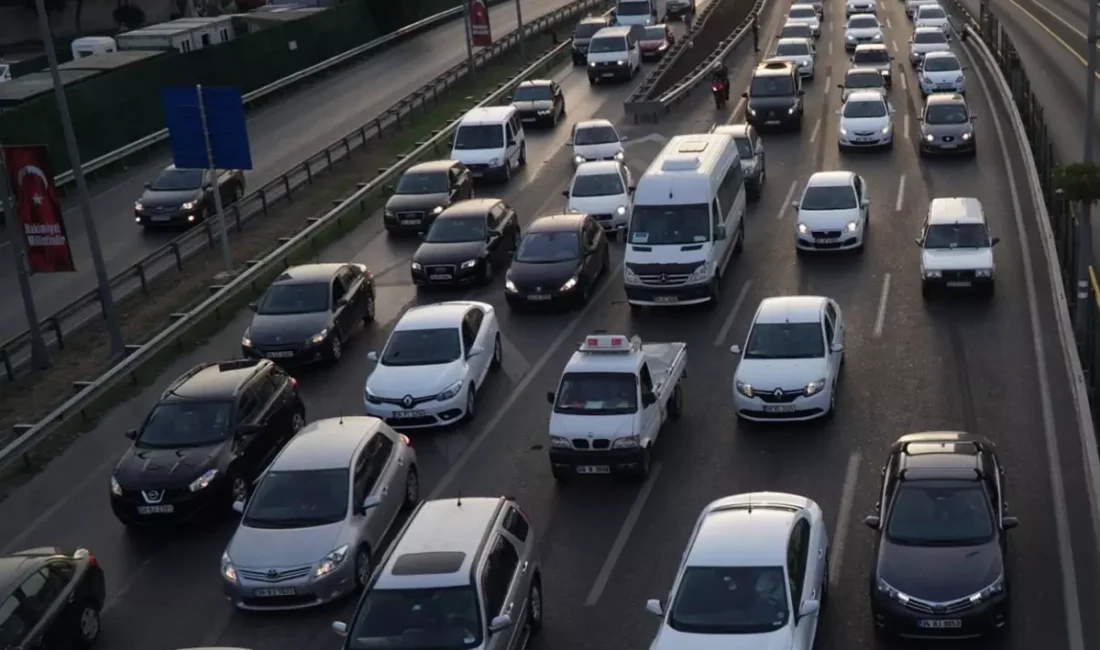 Petrol fiyatlarındaki yükseliş akaryakıt zamlarını tetikliyor. Bu gece yarısından itibaren