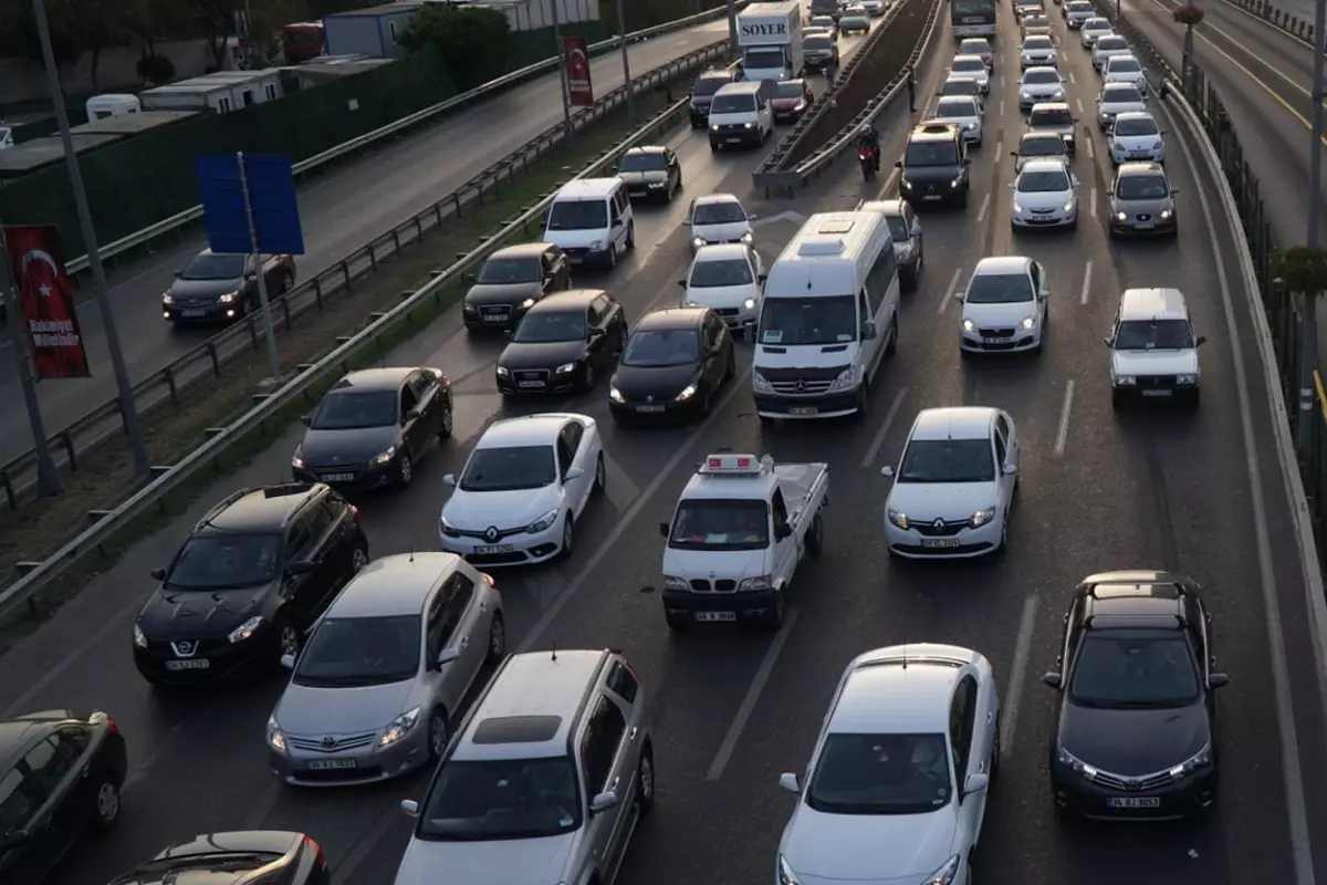 Petrol fiyatlarındaki yükseliş akaryakıt zamlarını tetikliyor. Bu gece yarısından itibaren