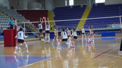 Kadınlar Voleybol 2. Ligi'nde Afyon Gençlik Spor 1-3 Denizli Büyükşehir'e