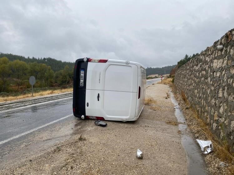 Bilecik’te yağış nedeniyle kontrolden çıkan kamyonet devrildi: 1 yaralı
