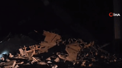 Balıkesir'de depremde bir bina yıkıldı