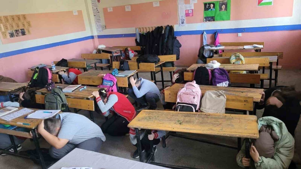 Afyonkarahisar’ın Bolvadin ilçesinde, Afetler ve Dayanıklılık Ayı etkinlikleri kapsamında ilk