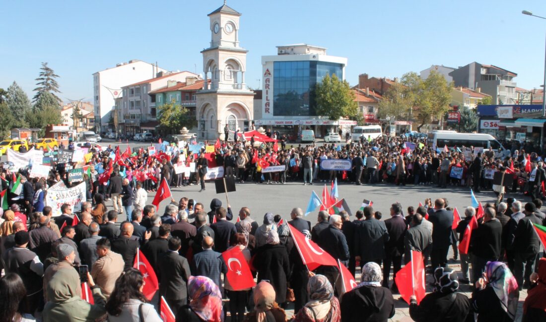 Çay ilçesinde yüzlerce öğrenci, öğretmen ve vatandaş, mazlum coğrafyalara destek