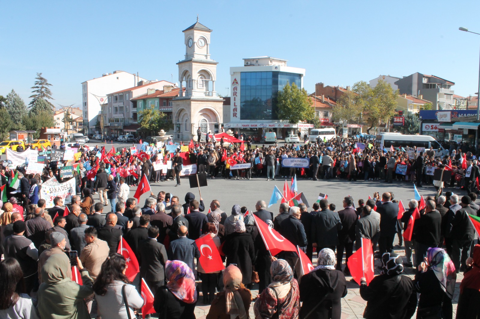 Çay ilçesinde yüzlerce öğrenci, öğretmen ve vatandaş, mazlum coğrafyalara destek