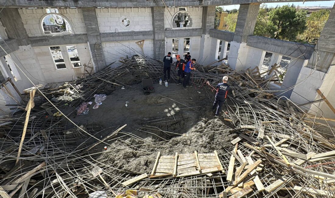 Adıyaman’da Cami İnşaatında Göçük: 6 İşçi Kurtarıldı, 1 Kişinin Durumu Ağır Adıyaman’ın Hasankendi köyünde cami inşaatında beton dökümü sırasında meydana gelen