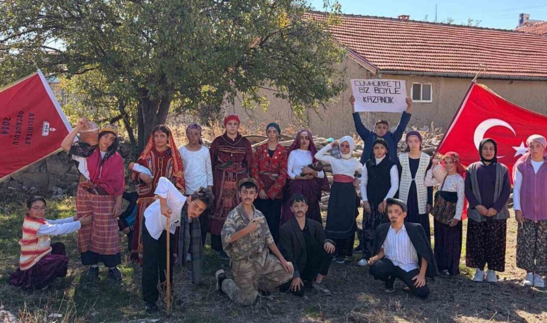 Afyon’da çocuklardan Cumhuriyet Bayramı’na özel farklı kutlama Afyonkarahisar’ın Şuhut ilçesine bağlı Atlıhisar Ortaokulu öğrencileri, 29 Ekim Cumhuriyet