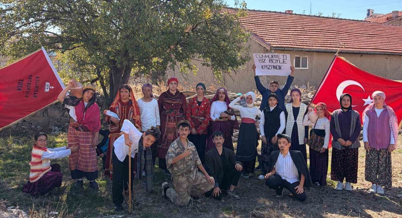 Afyonkarahisar’ın Şuhut ilçesine bağlı Atlıhisar Ortaokulu öğrencileri, 29 Ekim Cumhuriyet