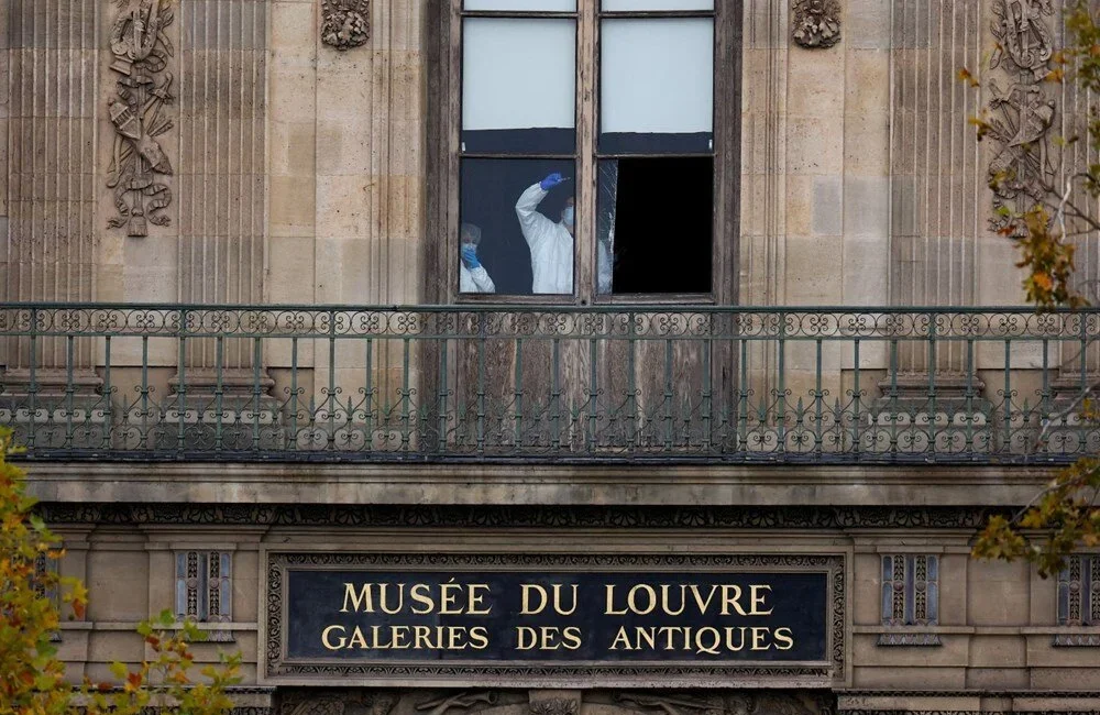 Paris’teki Louvre Müzesi’nde tarihi bir soygun yaşandı. Napolyon ve İmparatoriçe