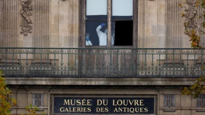 Paris’teki Louvre Müzesi’nde tarihi bir soygun yaşandı. Napolyon ve İmparatoriçe
