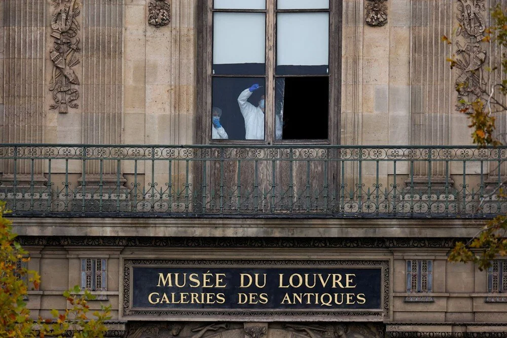 Paris’teki Louvre Müzesi’nde tarihi bir soygun yaşandı. Napolyon ve İmparatoriçe