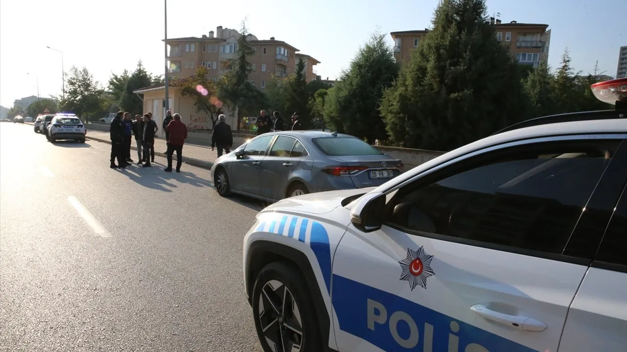 Denizli’de park halindeki otomobiline çocuklarını bindiren ilkokul müdürü, kantin çalışanı