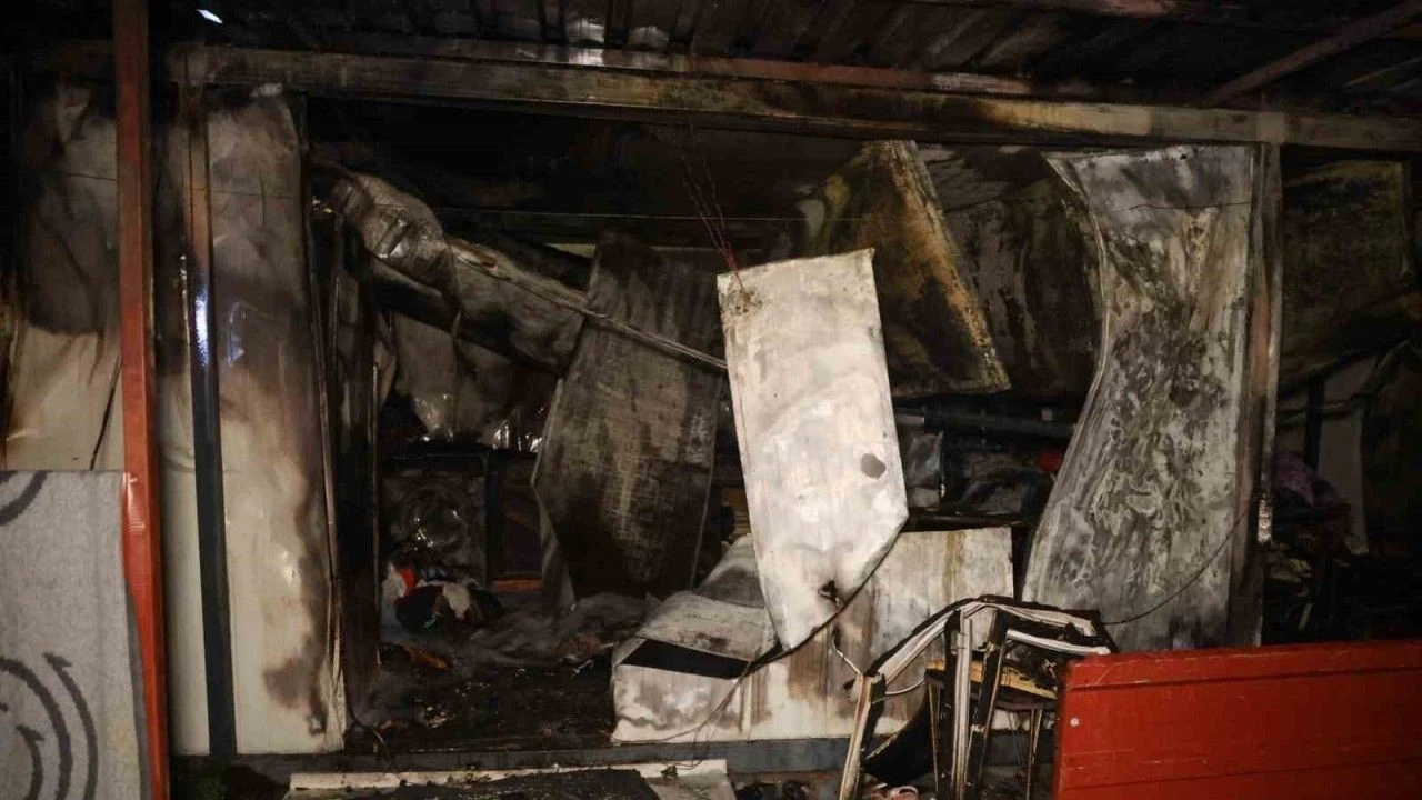Hatay'ın Antakya ilçesinde depremzede ailenin yaşadığı konteyner yangına teslim oldu.