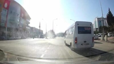 Afyonkarahisar’da içerisinde çok sayıda yolcunun bulunduğu dolmuşun kırmızı ışık ihlali