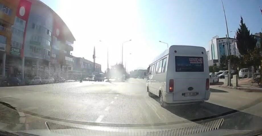 Dolmuş şoförü yolcuların canını hiçe sayarak kırmızı ışıkta geçti Afyonkarahisar’da içerisinde çok sayıda yolcunun bulunduğu dolmuşun kırmızı ışık ihlali