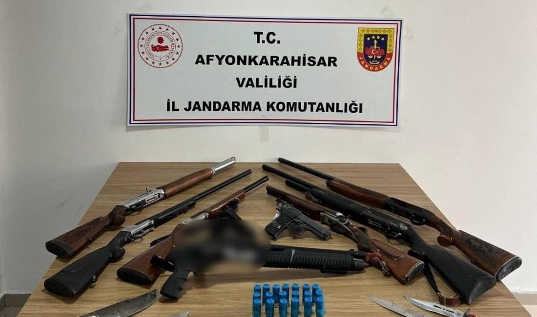 Afyonkarahisar’da düğünlerde havaya ateş açanlara jandarma operasyonu Afyonkarahisar'da jandarma ekipleri, düğün ve eğlencelerde havaya ateş açarak kamu