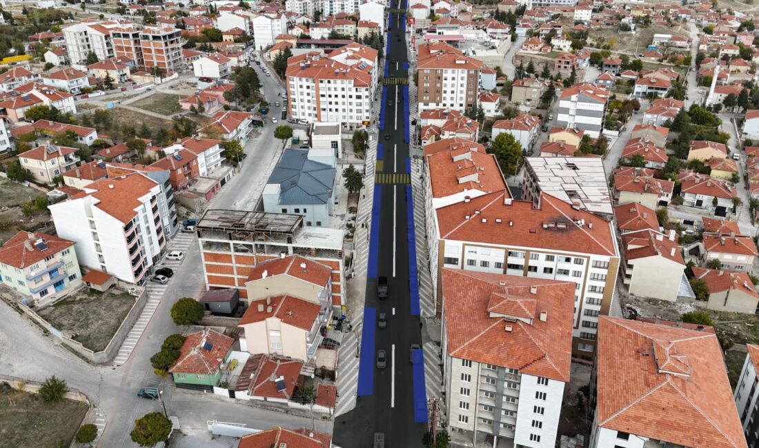 Emirdağ’da estetik dönüşüm sürüyor Emirdağ Belediyesi, ilçenin ana arterlerinden biri olan Eskişehir Caddesi’ni modern