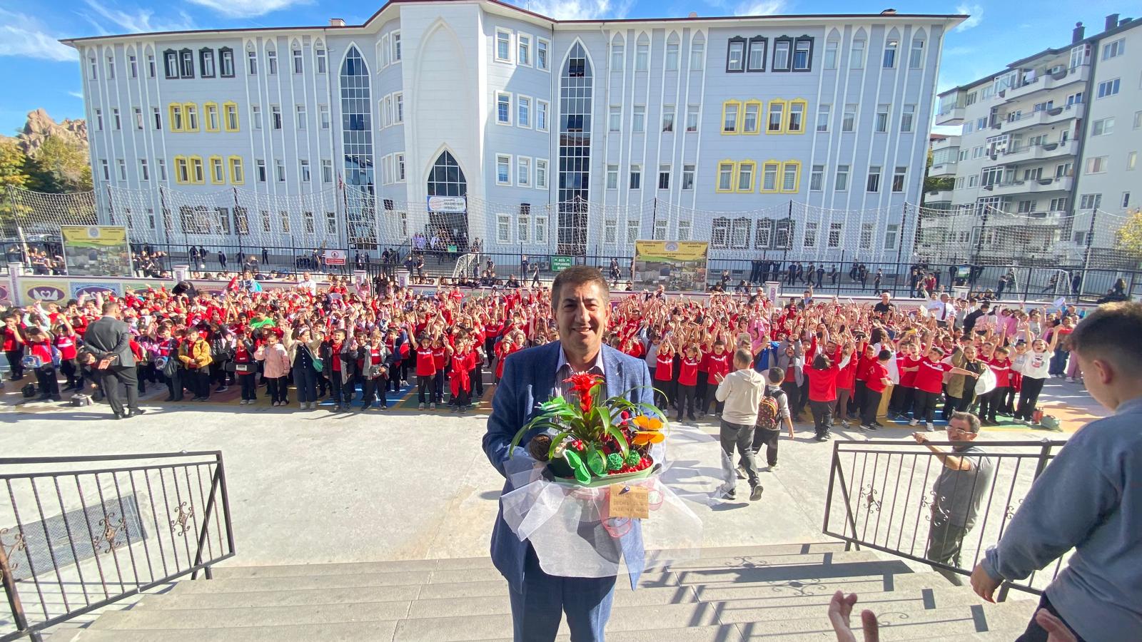 Afyonkarahisar’da bulunan Hoca Ahmet Yesevi İlkokulu öğretmenlerinden Murat Diktaş, geçtiğimiz