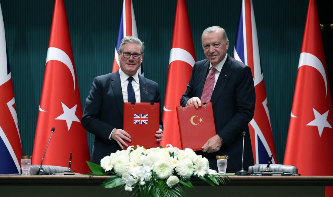 Cumhurbaşkanı Erdoğan: Sayın Starmer ile Eurofighter Typhoon anlaşması için imzaları attık CUMHURBAŞKANI Recep Tayyip Erdoğan, "Eurofighter Typhoon savaş uçaklarının tedarikine dair
