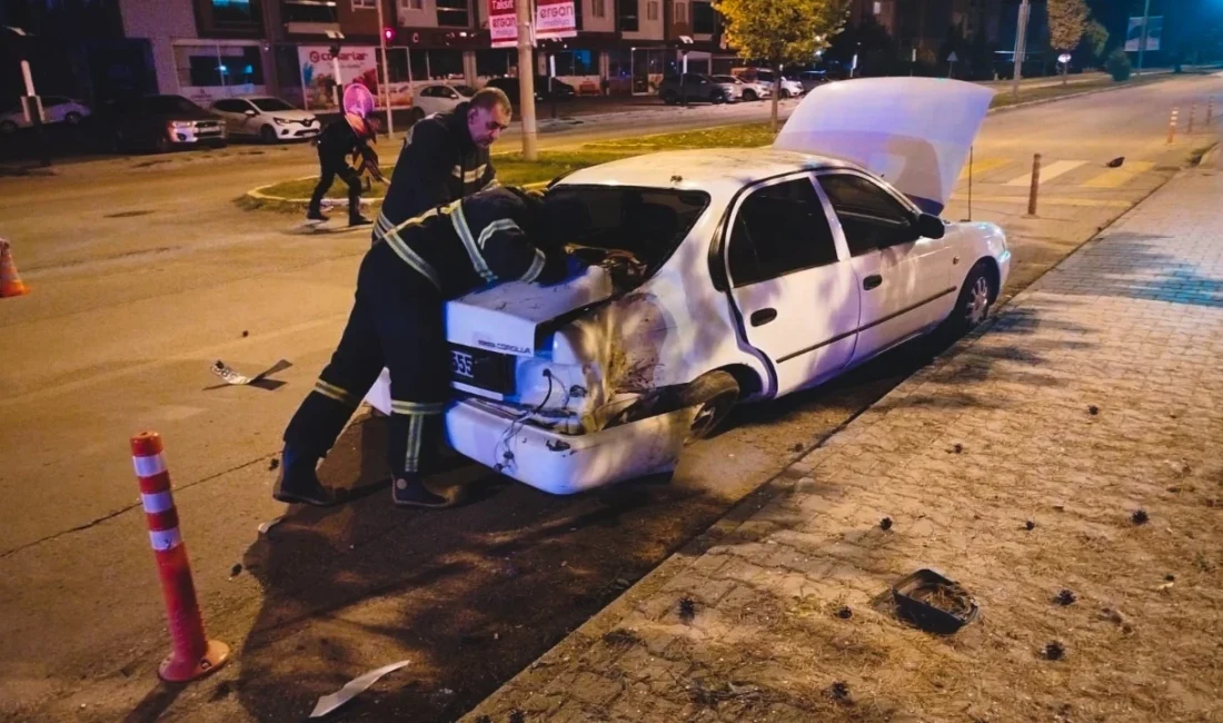 Erzincan Yeni Mahalle’de, Milli Egemenlik Bulvarı’nda gece saatlerinde iki otomobilin