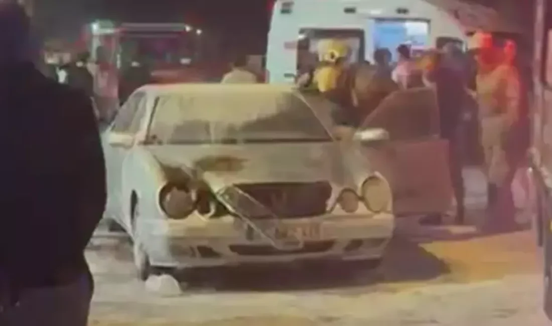 Eşiyle tartıştı, kendini ateşe verdi İzmir'in Bornova ilçesinde eşiyle tartışan bir kişi, sinir krizi geçirerek