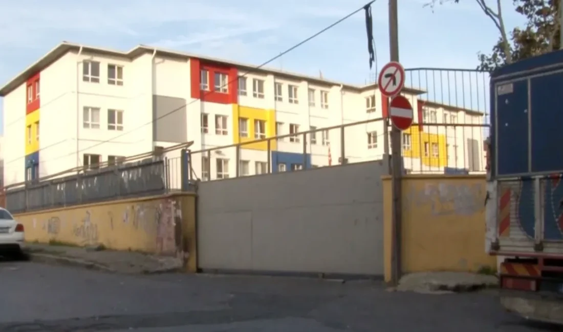 Eyüpsultan’daki bir ilkokulda çocukların kapıyla oynaması sonucu kapı üzerlerine düştü.