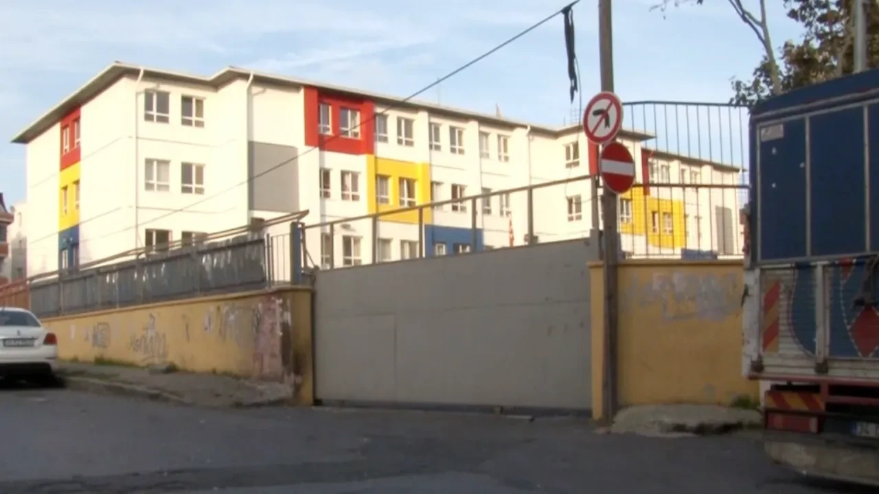 Eyüpsultan’daki bir ilkokulda çocukların kapıyla oynaması sonucu kapı üzerlerine düştü.
