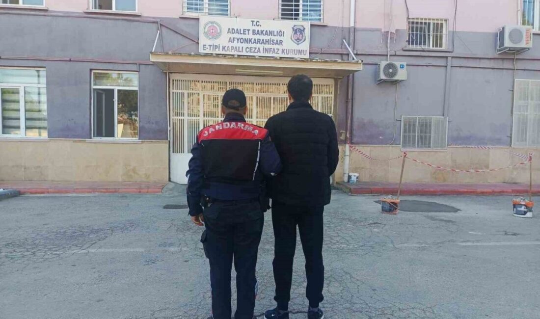 Afyon’da farklı suçlardan 20 yıl hapis cezasıyla aranan şahsı jandarma yakaladı Afyonkarahisar’da farklı suçlardan 20 yıl hapis cezasıyla aranan şahıs jandarma