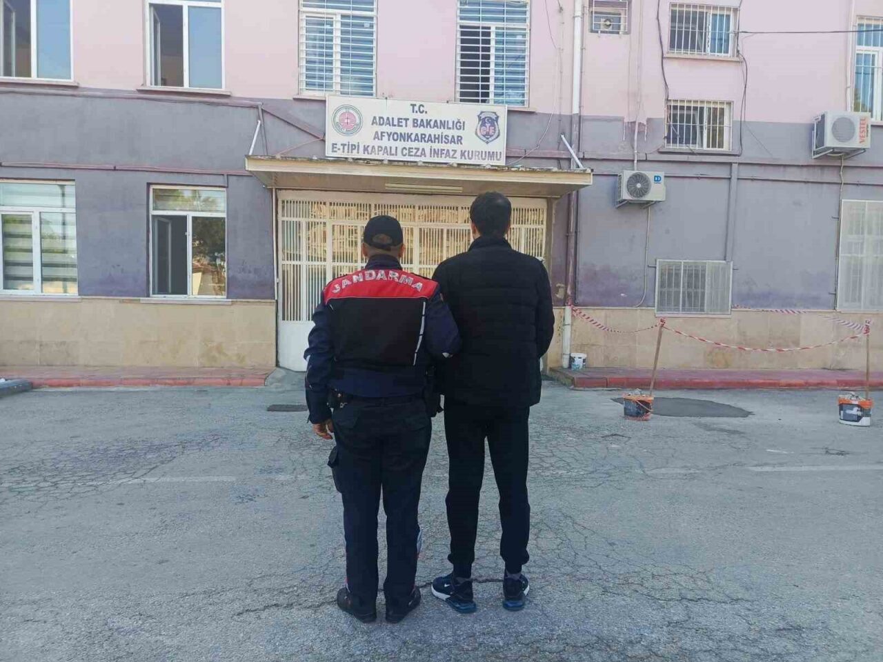 Afyonkarahisar’da farklı suçlardan 20 yıl hapis cezasıyla aranan şahıs jandarma
