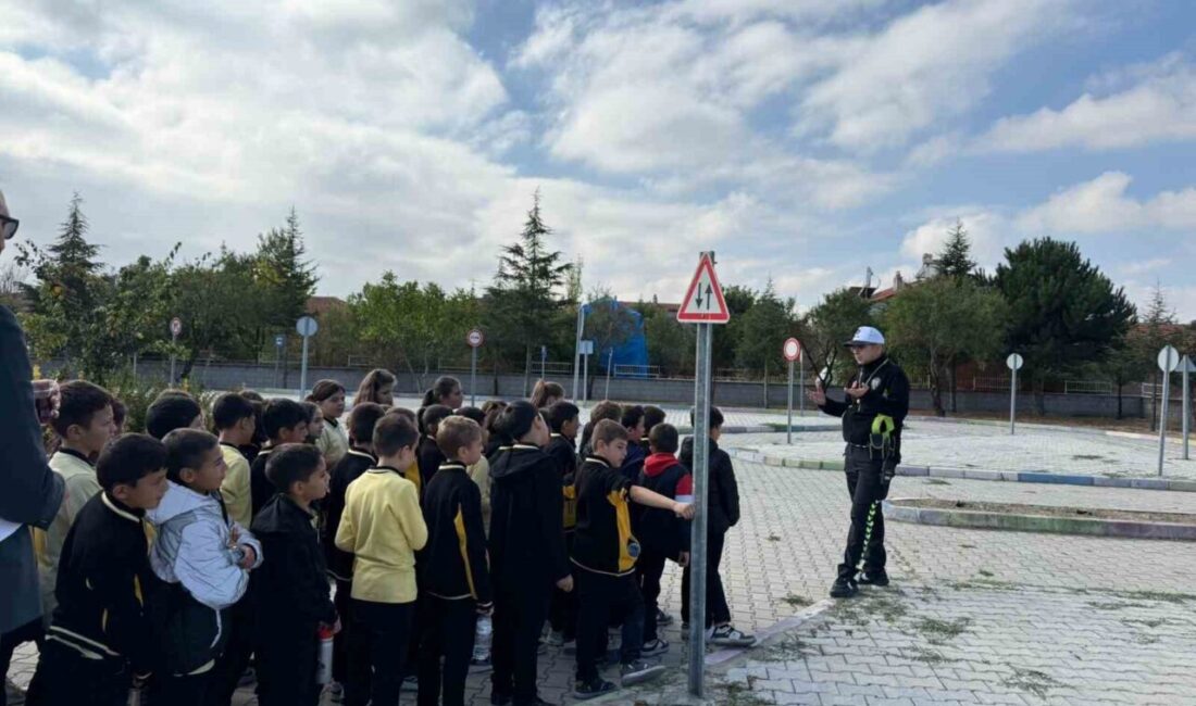 Afyonkarahisar’ın Şuhut ilçesinde polis ekipleri, Fatih Ortaokulu’nda 75 öğrenciye "Trafik