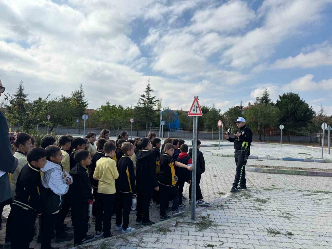 Afyonkarahisar’ın Şuhut ilçesinde polis ekipleri, Fatih Ortaokulu’nda 75 öğrenciye "Trafik
