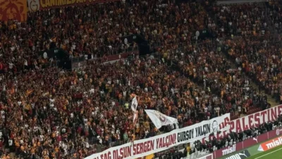 Galatasaray taraftarları, Beşiktaş Teknik Direktörü Sergen Yalçın için tribünlerde anlamlı