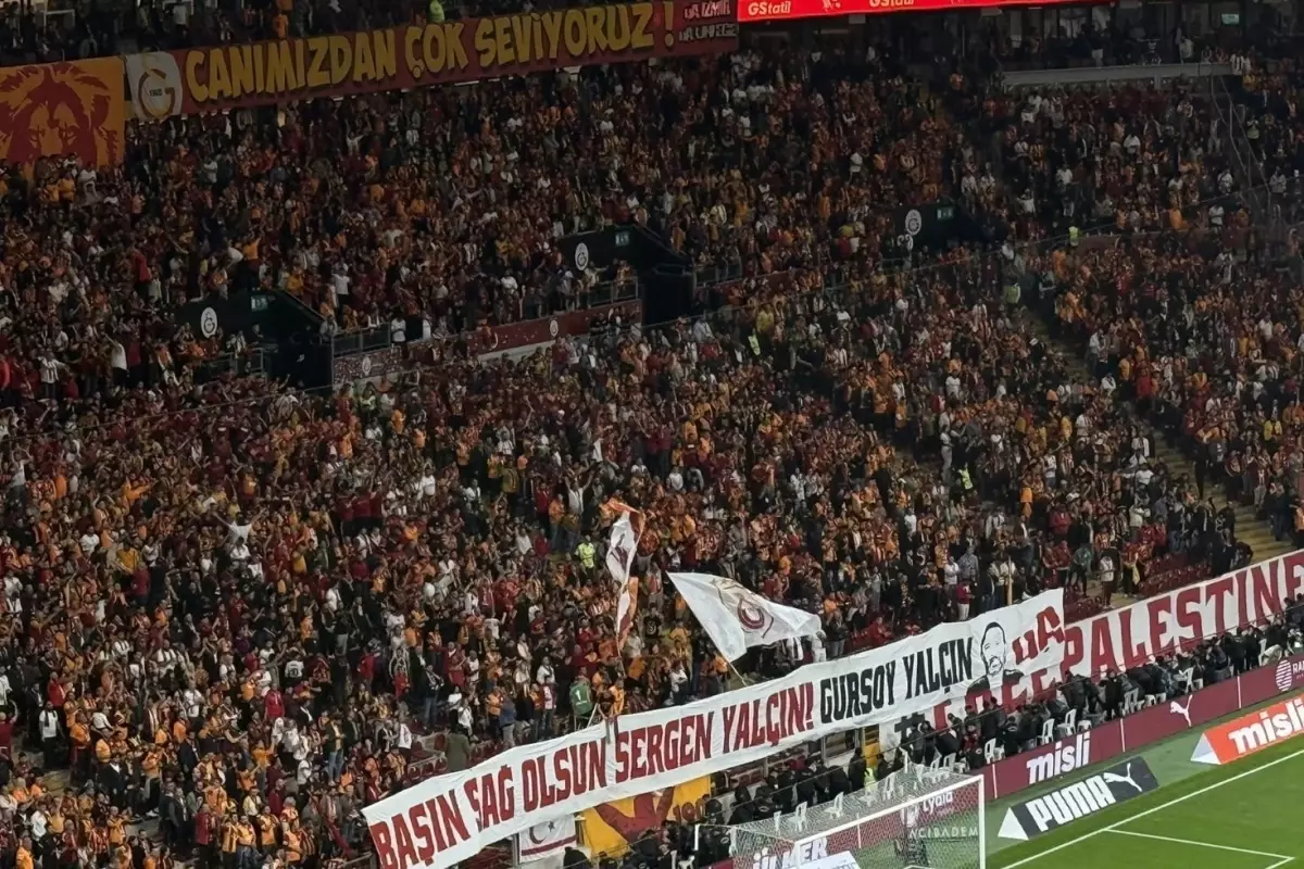 Galatasaray taraftarları, Beşiktaş Teknik Direktörü Sergen Yalçın için tribünlerde anlamlı