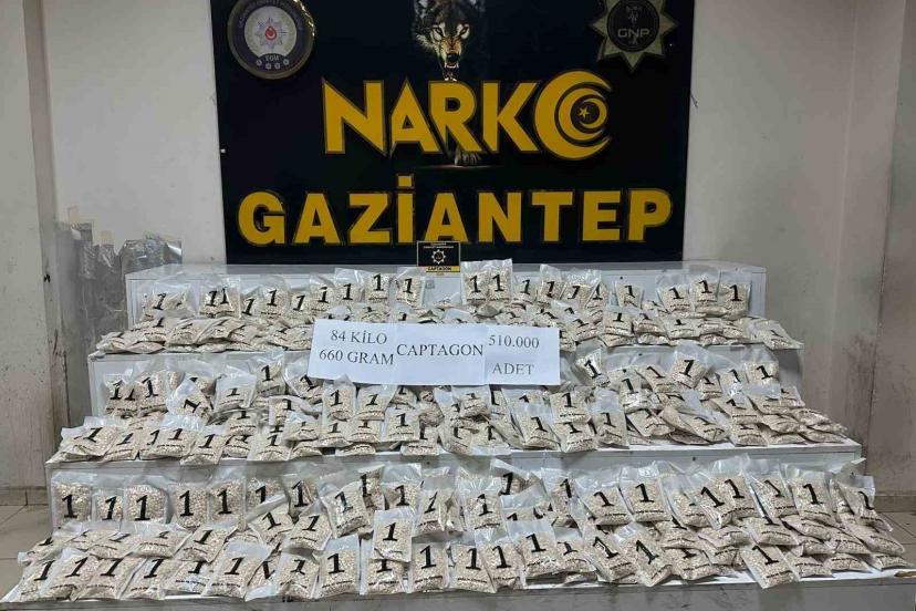 Gaziantep'te yol kontrolünde durdurulan araçta 510 bin Captagon hap ele