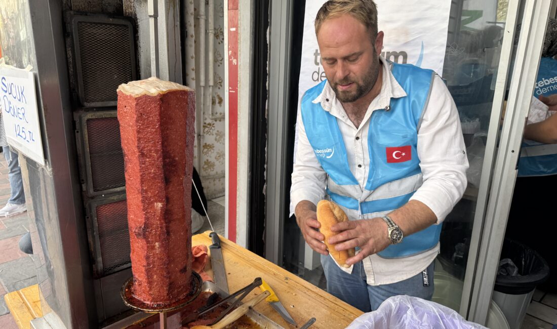 Afyonkarahisar'da Gazze'ye ambulans almak için hayır kermesi açıldı.
