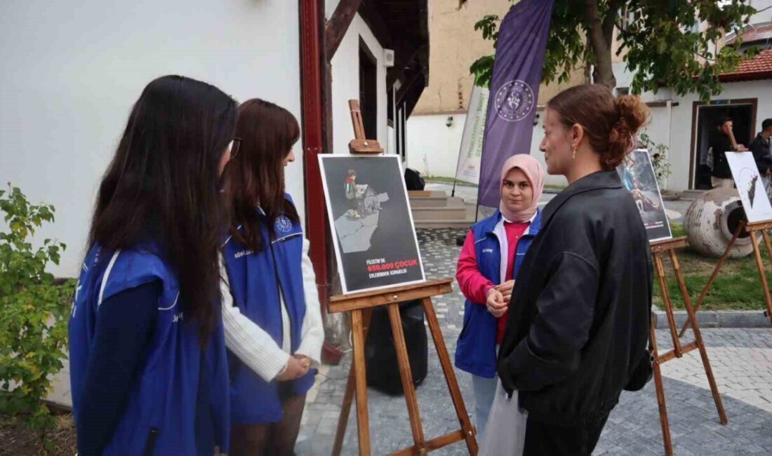 Afyonkarahisar’ın Şuhut ilçesinde açılan ’Gazze İçin Bir Umut’ isimli afiş
