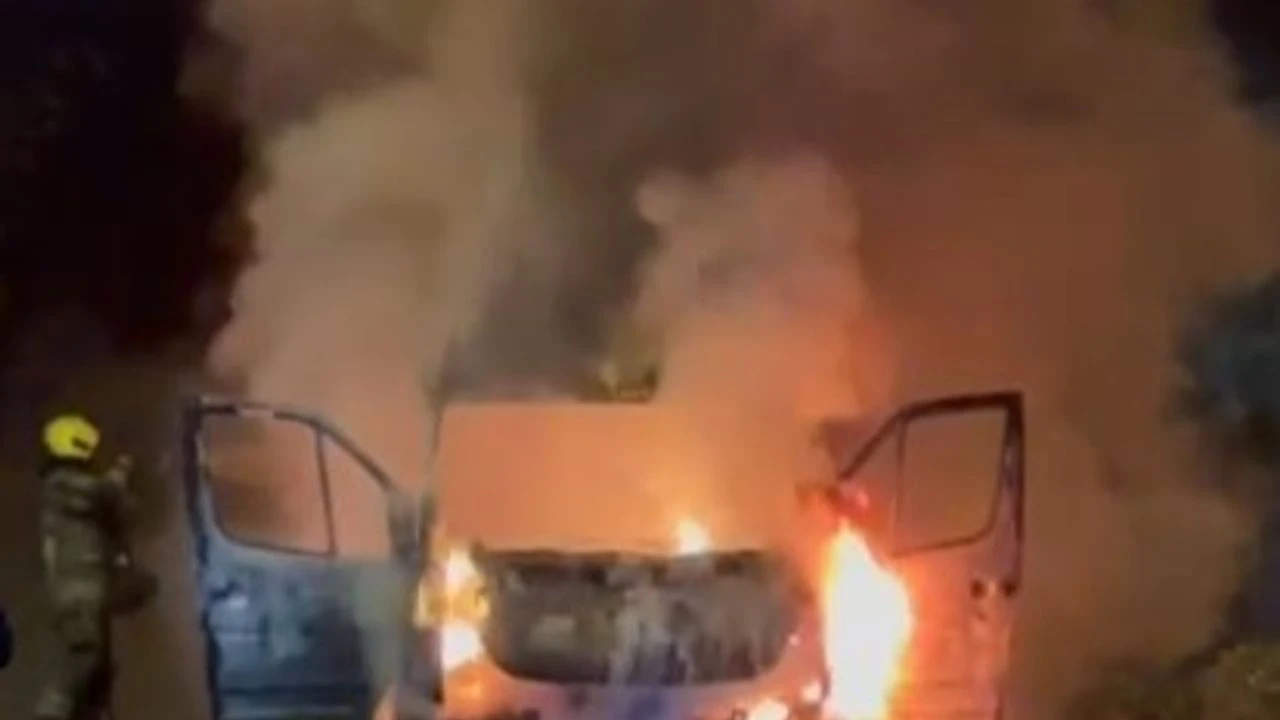 Bursa’nın Nilüfer ilçesinde seyir halinde olan bir minibüs, aniden alev