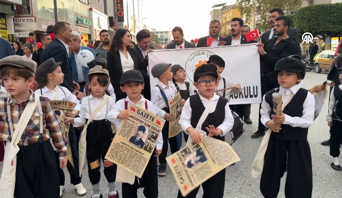 Anaokulu öğrencileri cumhuriyetin ilanını duyuran gazete dağıttı Hatay'ın Dörtyol ilçesinde anaokulu öğrencileri "Beyler, yarın Cumhuriyet'i ilan ediyoruz"