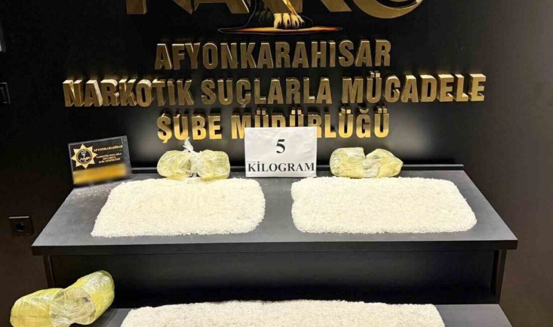 Afyonkarahisar’da gübre taşıyan tırda eğitimli narkotik köpekleri eşliğinde arama yapan