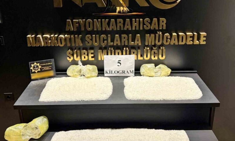 Afyonkarahisar’da gübre taşıyan tırda eğitimli narkotik köpekleri eşliğinde arama yapan