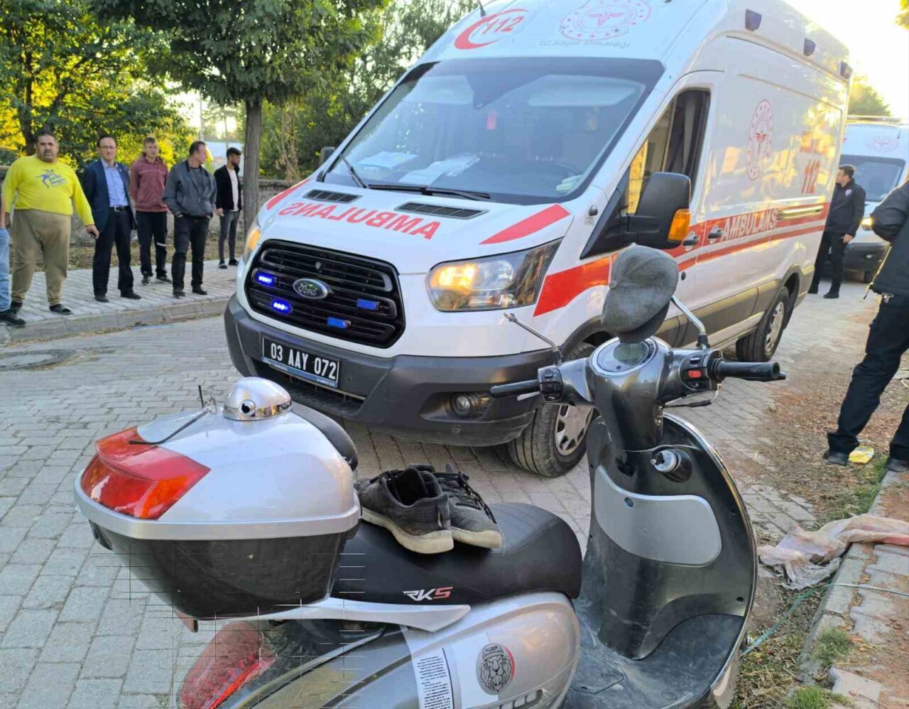 Afyonkarahisar’ın Şuhut ilçesinde kontrolden çıkan tescilsiz motosiklet, yol kenarındaki kaldırıma