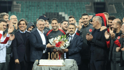 A Milli Futbol Takımı kaptanı Hakan Çalhanoğlu, 100. milli maçına