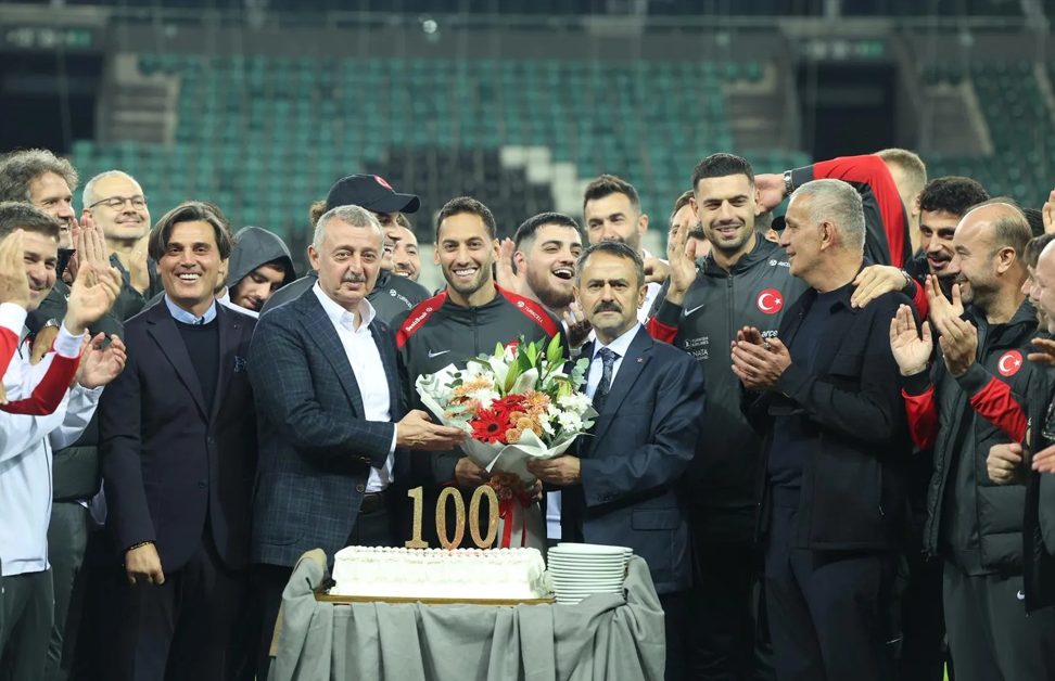 A Milli Futbol Takımı kaptanı Hakan Çalhanoğlu, 100. milli maçına