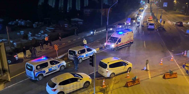 Bartın'da uygulama sırasında polise çarpan otomobil kazaya neden oldu. Yaralı