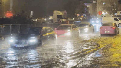 İstanbul’da akşam saatlerinde aniden bastıran sağanak yağmur, kent genelinde hayatı