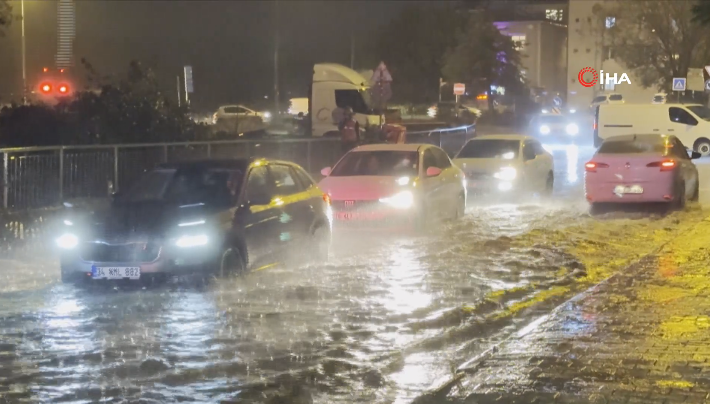 İstanbul’da aniden bastıran sağanak yağmur hayatı felç etti İstanbul’da akşam saatlerinde aniden bastıran sağanak yağmur, kent genelinde hayatı